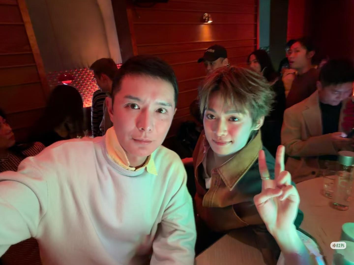 梓渝刘冲自拍只看到了两个帅哥自拍