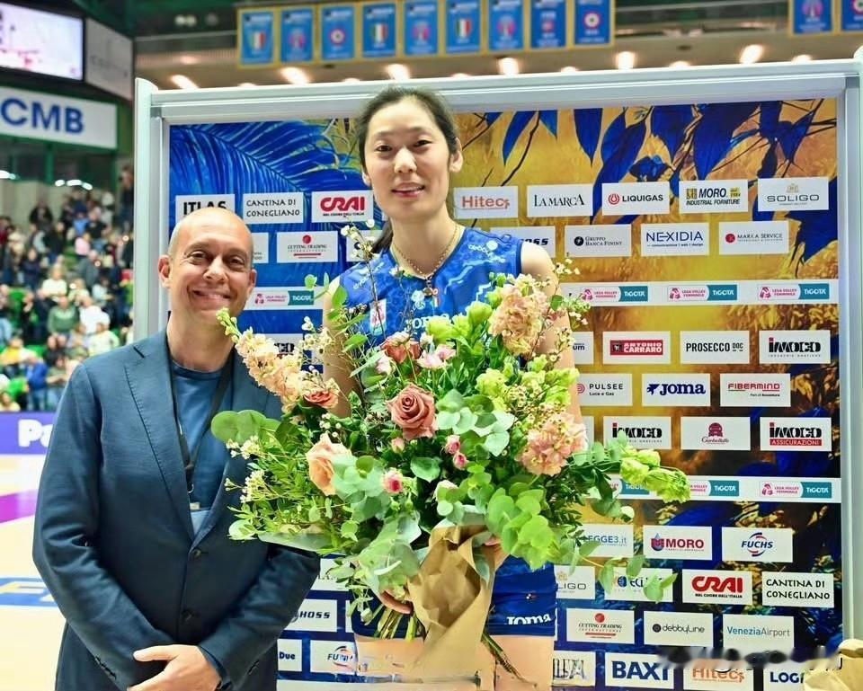 2月16日帕拉韦德球场，当欧莫达·杰科意大利网络经理将鲜花献给朱婷时，这束花已超