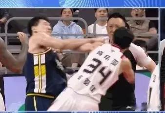 杜锋真是疯了。
杜润旺飞膝挥拳被驱逐与杜锋的眼神暗示和纵容不无关系。
其实上一场