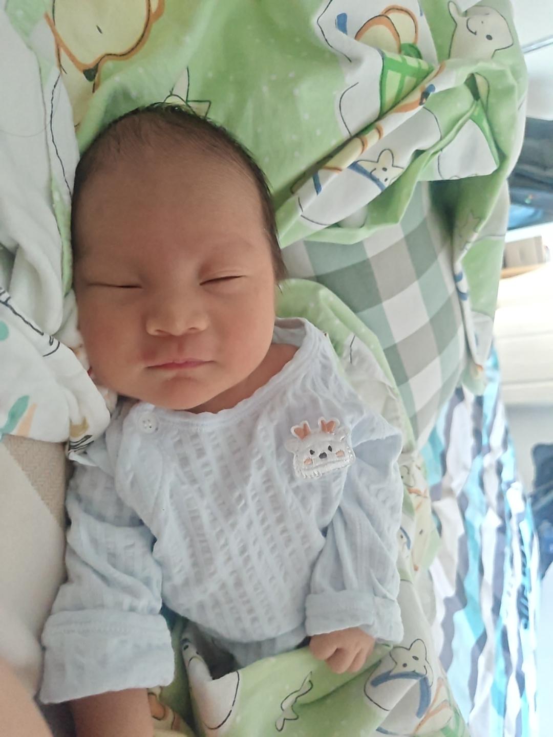 每天都是昏昏沉沉的，一晚上孙宝要醒个四五次，根本睡不好。

但是很乖，喂了奶，换