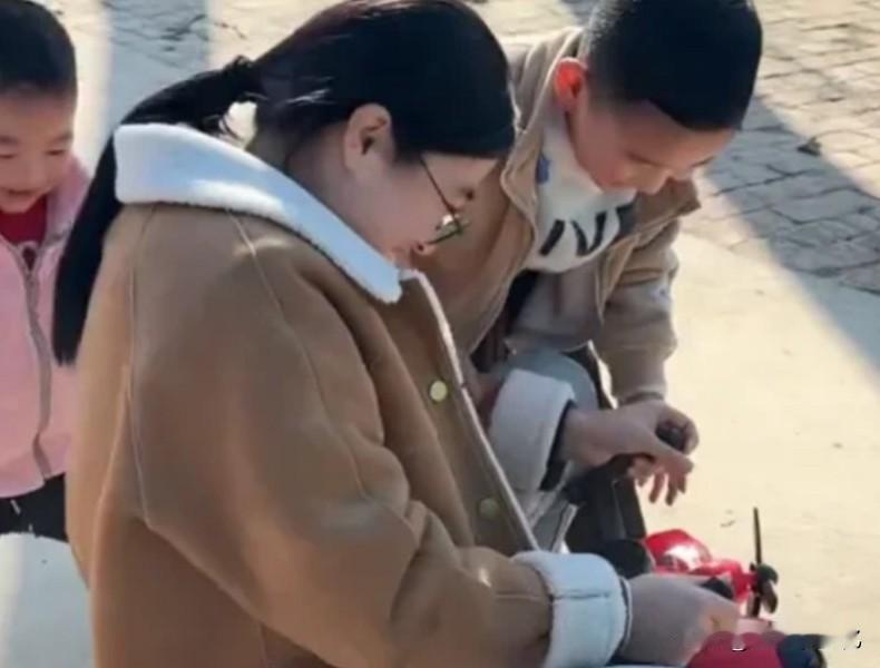 前些日子给家里置办年货，看了“豪华坚果礼盒”很久，红木盒子，烫金大字，最后还是没