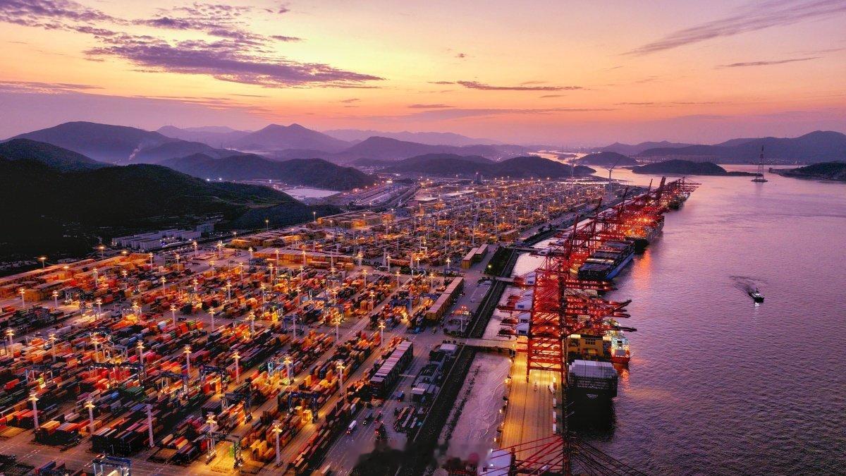 宁波民企进出口提前破万亿背后的三重密码 2025年前11个月，宁波民营企业进出口