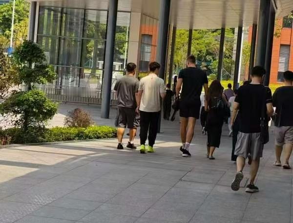 广东外援刚官宣人就已抵达东莞，已到医院体检，两天后热身赛有望登场
昨晚广东宏远刚