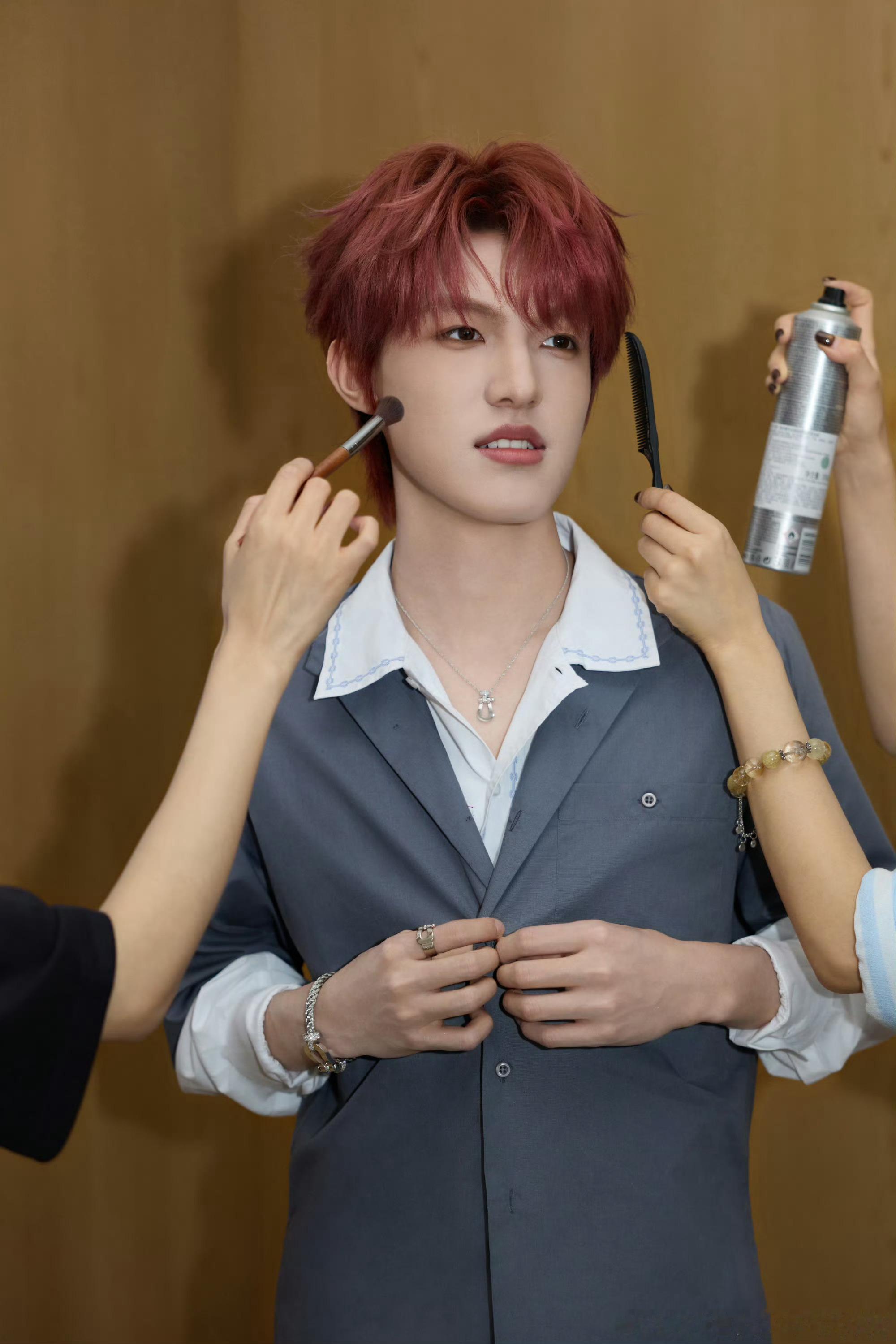 张泽禹ELLE整挺好张泽禹补妆 张泽禹ELLE整挺好，帅超过了宝宝 ​​​