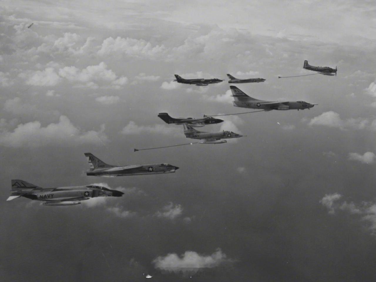 照片中的历史 1962年8月，美国海军“福雷斯特尔”号航空母舰（CVA-59）上