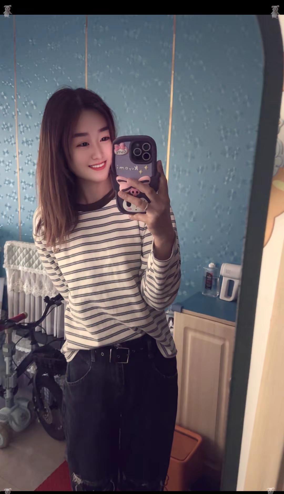 穿得松，家才不紧。
送娃不赶时间，衬衫随便一披，拖鞋一蹬，娃在身后喊“妈妈今天好