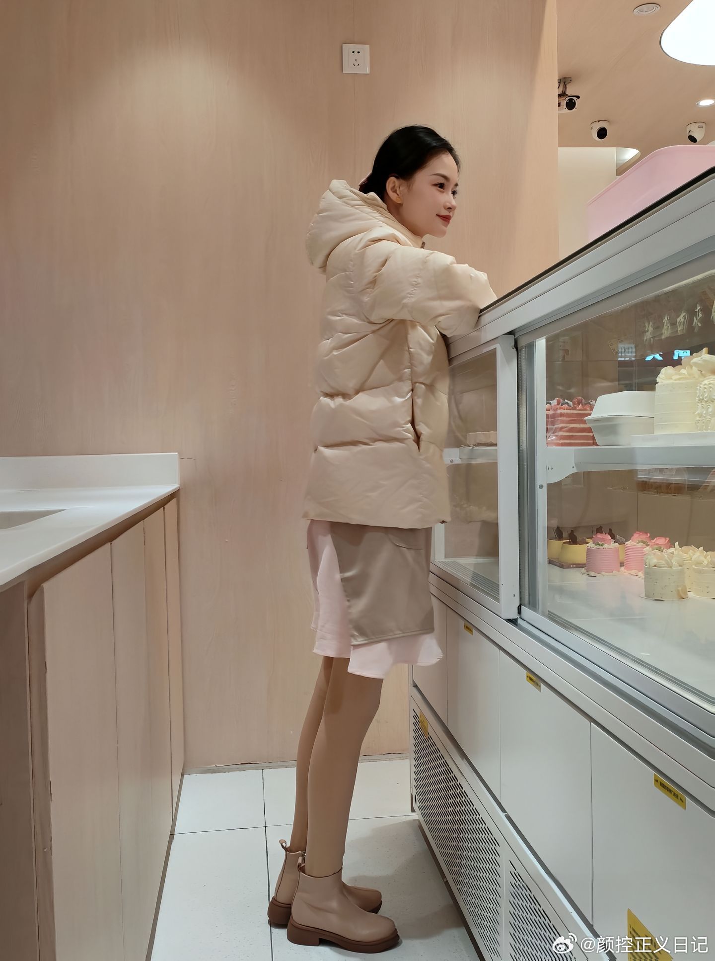 顶级街拍现在这身衣服，已经成为一种特色了美女绘梦长廊