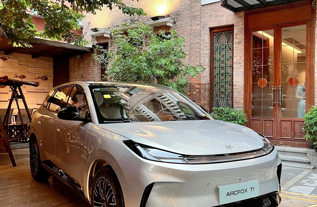 惊了！这台A0级小车后排能跷二郎腿，空间不输B级车！教授实测极狐T1，1.75m