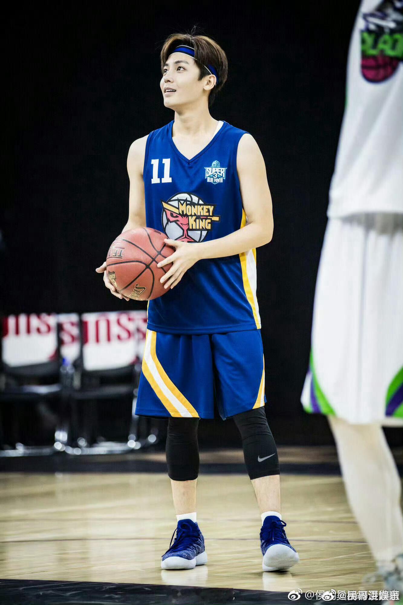 侯明昊世界杯观赛仪式感拉满了侯明昊分享看球装备 世界杯还没开，侯明昊的球迷属性就