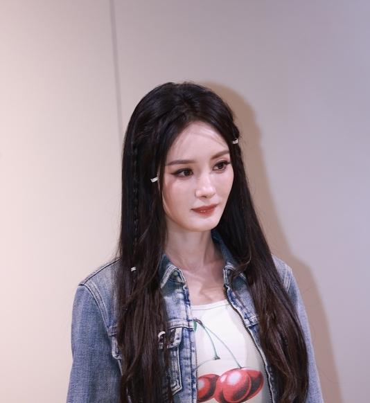 《生万物》开播后热度不低，杨幂饰演的女主角宁绣绣备受关注与争议。38岁的杨幂首演