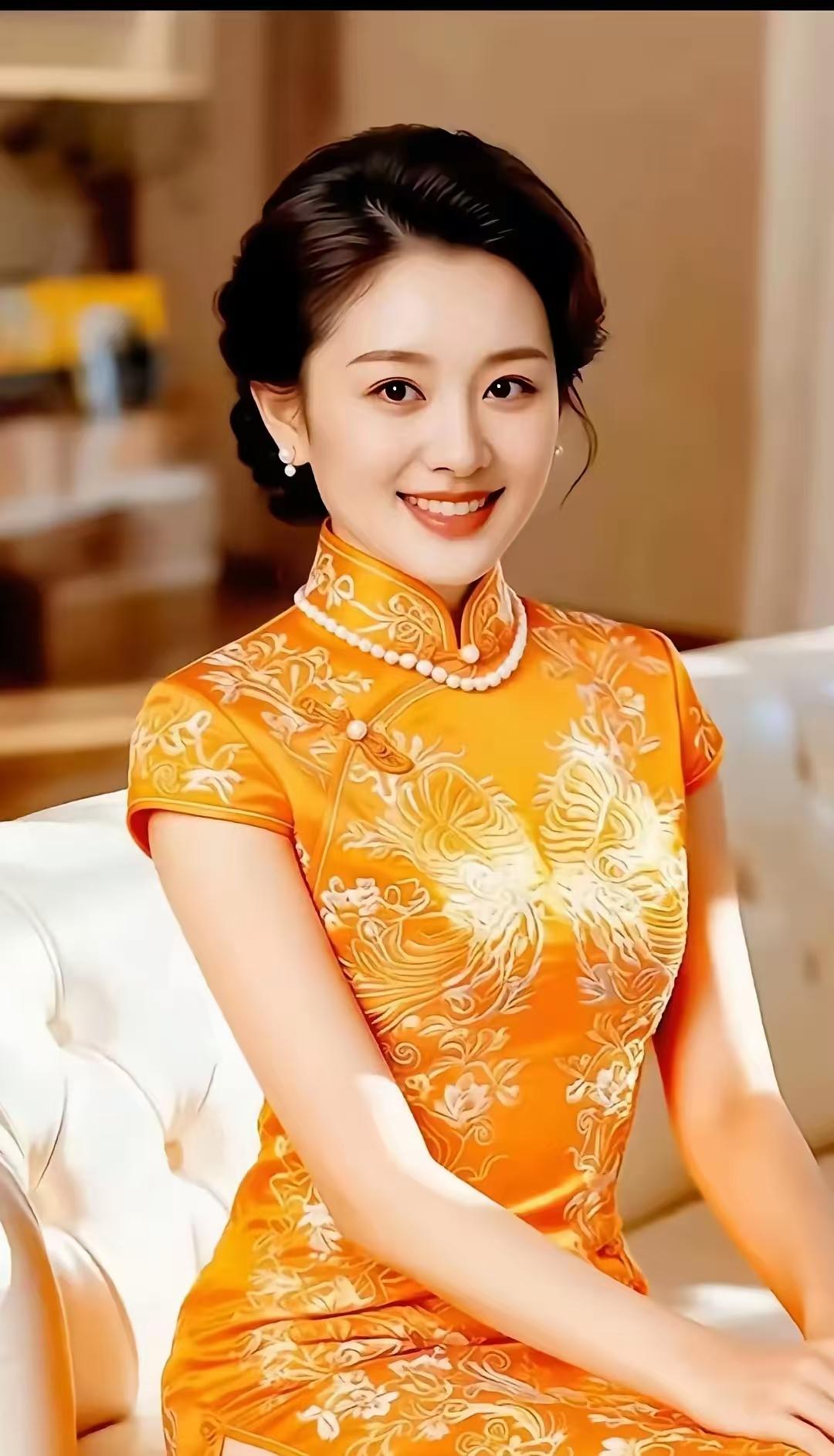 山坡羊·金裳瑞影
金罗翔凤，
云鬟珠弄，
笑凝晓日华光涌。
倚旗袍，韵情飘。
锦