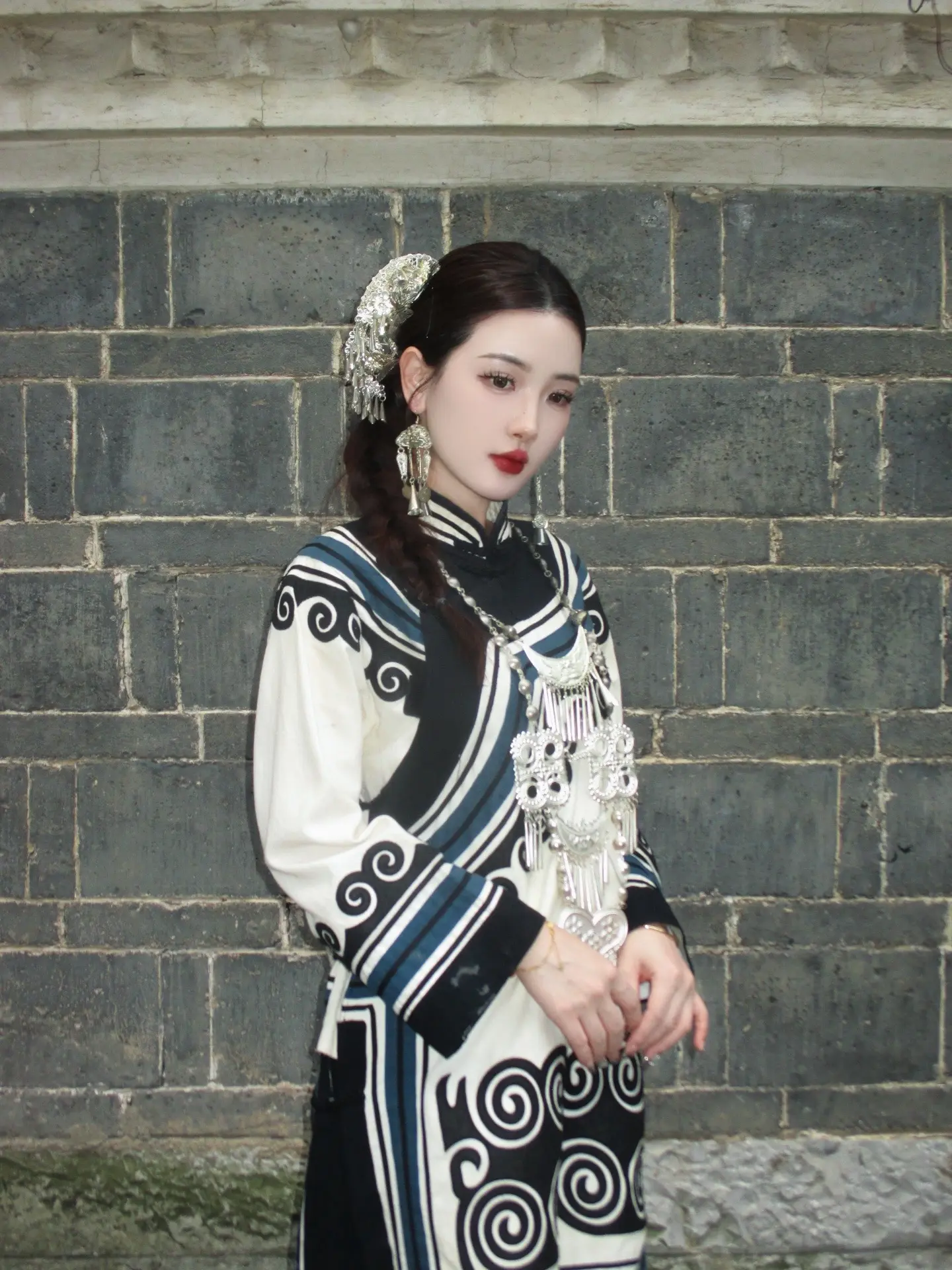 小时候听不懂 长大了不想懂。
