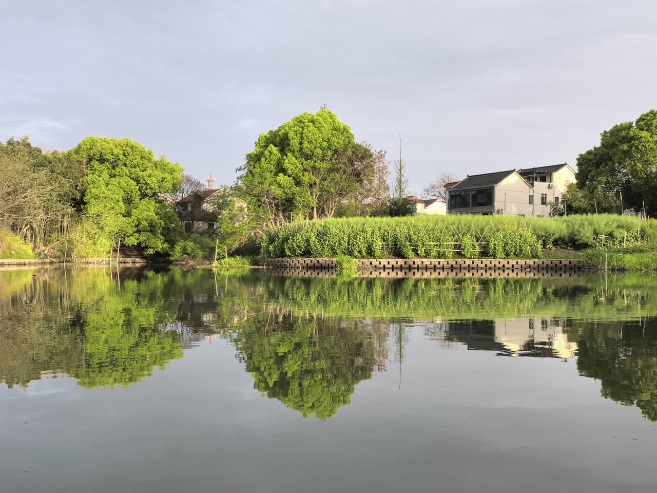 清明假期这个早晨，一缕晨光穿过厚厚的云层撒在江南水乡。
柔柔的春风拂过大运河水网