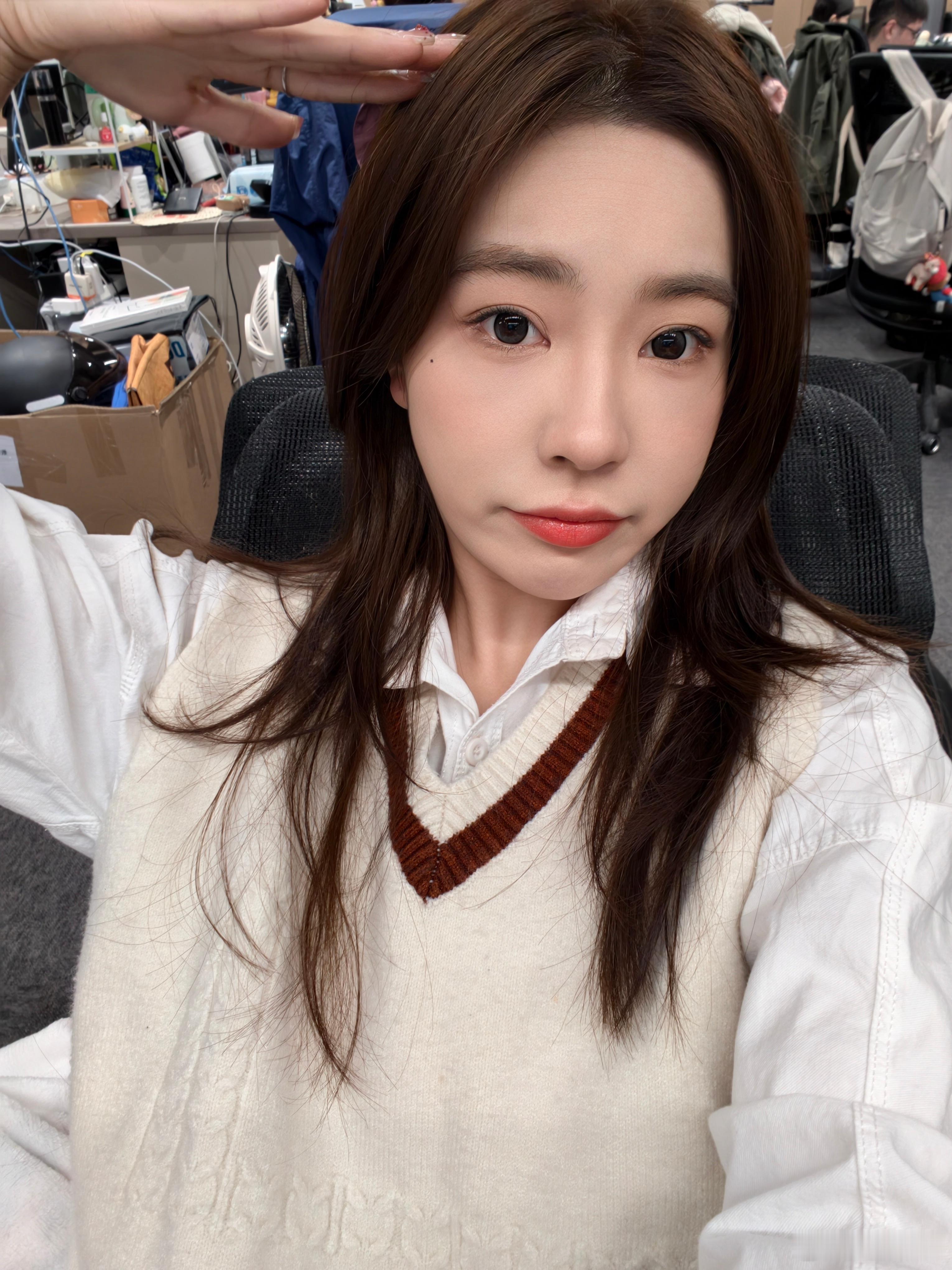 新发色～只有化了妆才好看 哈哈哈  你们觉得咋样？下次推荐我去染个什么颜色？ 深