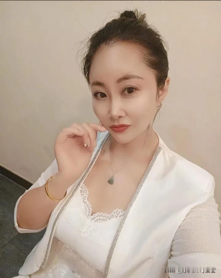 在酒吧包间里，只要是我服务过的客户，她们大多都会要我联系方式，因为只要她们需要，