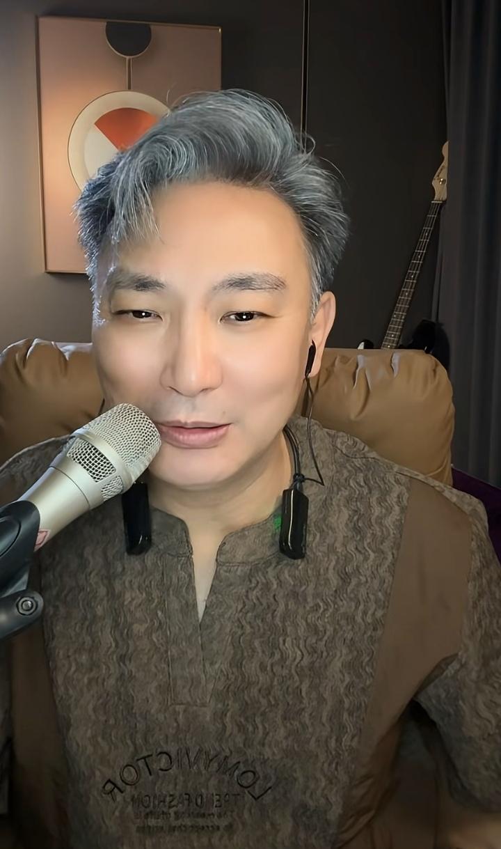 谁还能认出，这便是当年凭借《九月九的酒》走红的陈少华？往昔，他的歌声在街头巷尾循