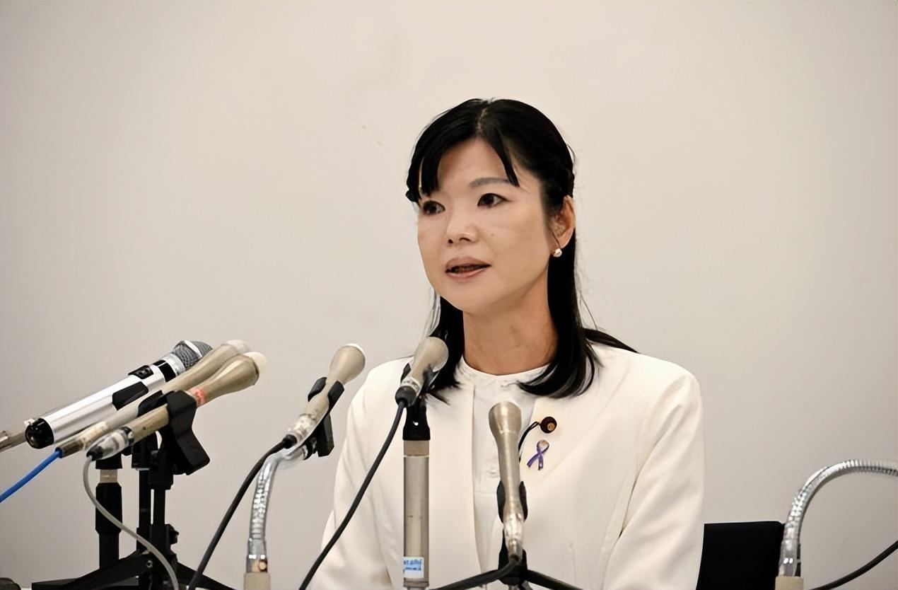 日本女议员公开控诉：出差电梯内遭 76 岁男议员强吻！

据女议员陈述，事发于两