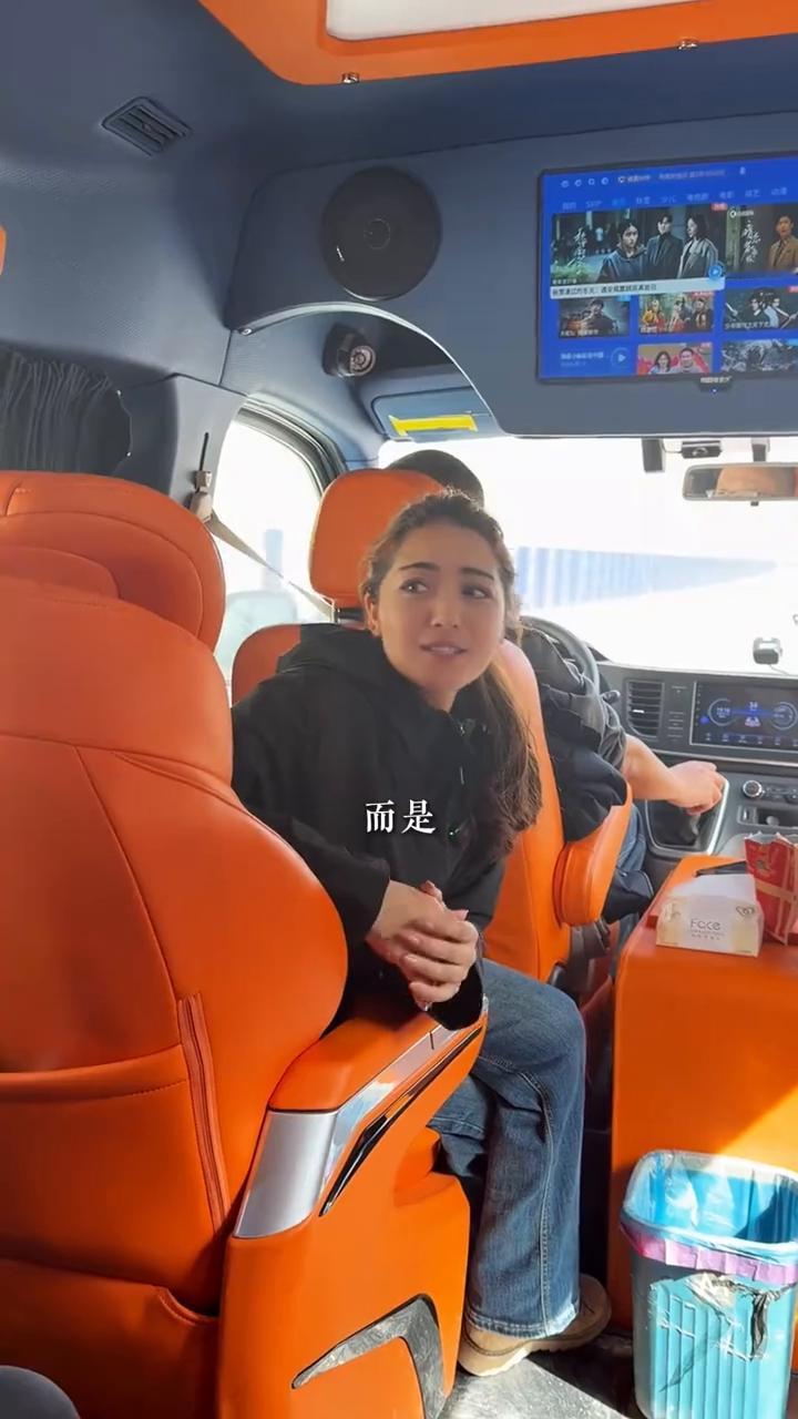 新疆风物记录：打穿天山之路。
因为人民需要这样一条好走的路，祖国可以让高山让路，