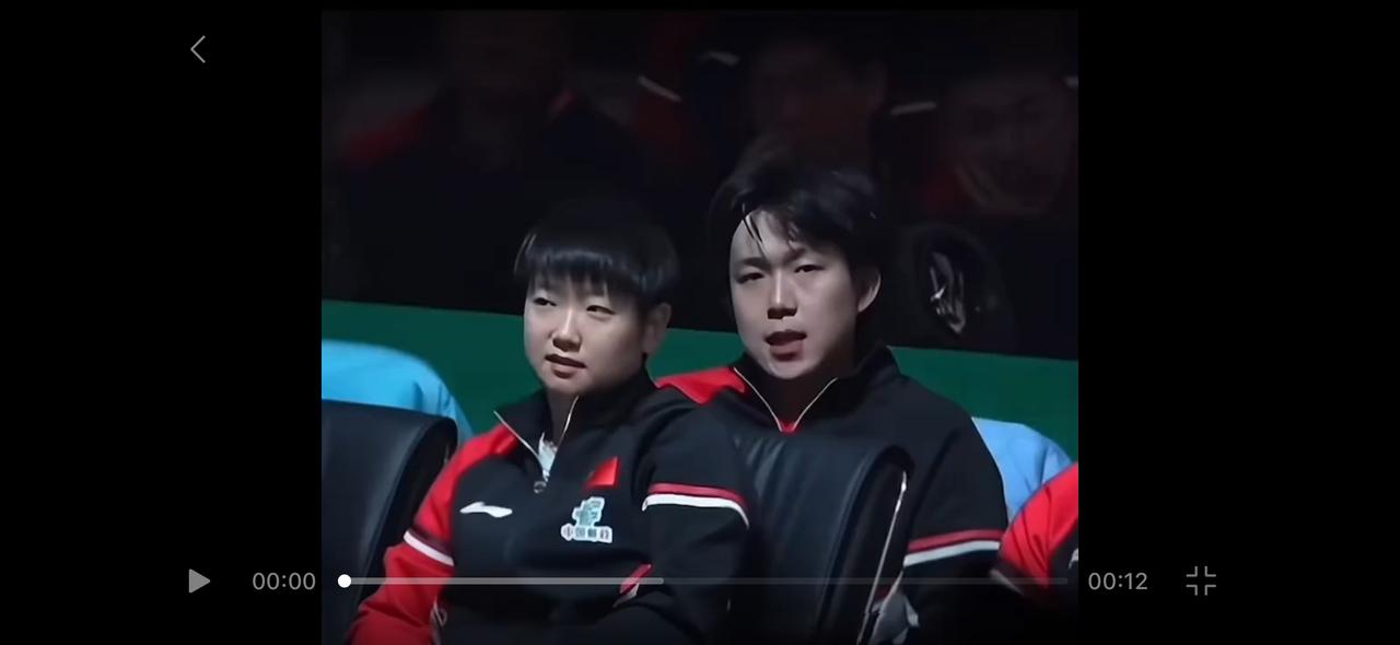 这错位真的吓到我，反复看，前后排，但是也太像混双合照了，这个角度一拍就是站一起的