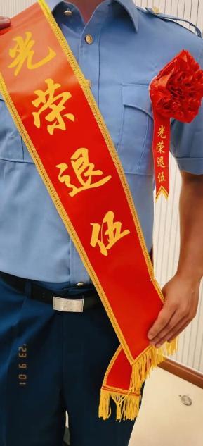 “退役”和“退伍”虽只差一字，却天差地别。退伍的义务兵，两年期满，部队叠好被子，