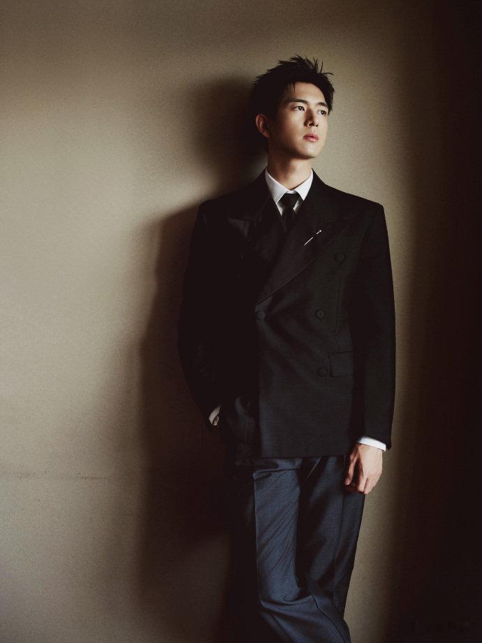 #李现说自己也是牛马打工人# 当李现说出这句话时，仿佛整个世界都变得更加温暖。他