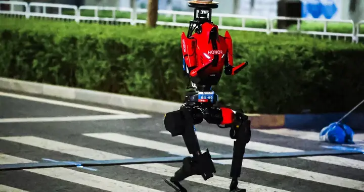 荣耀“闪电”现身机器人马拉松测试赛，集成荣耀智能制造与具身AI最新成果