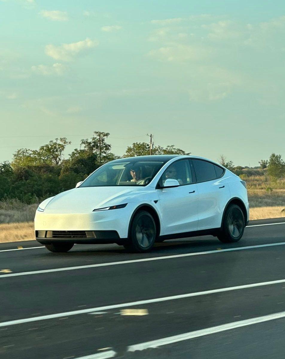 这叫 Model Y 基础版.. 不是所谓的廉价版.. ​​​