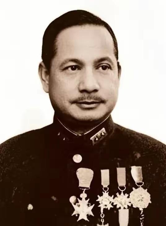 国民党中将吴奇伟，在长征时整整追了红军两万里，却1949年10月1日，以特邀代表