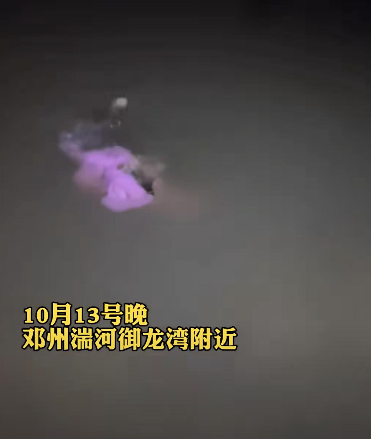 邓州钓鱼佬夜钓钓上来一个小女孩。
王佩、刘力两人在河边夜钓，听到河水中不断传来哭