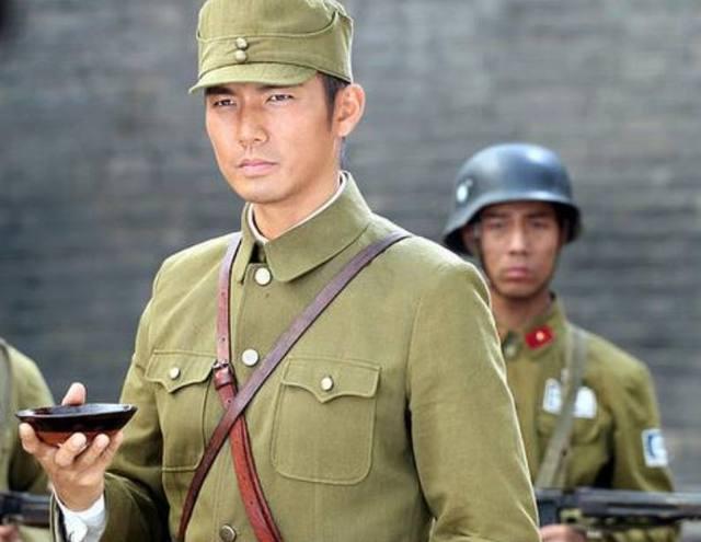 一个男人，顶着"大汉奸"的骂名，笑着给日本人倒酒。全村人戳他脊梁骨。他不解释。 
