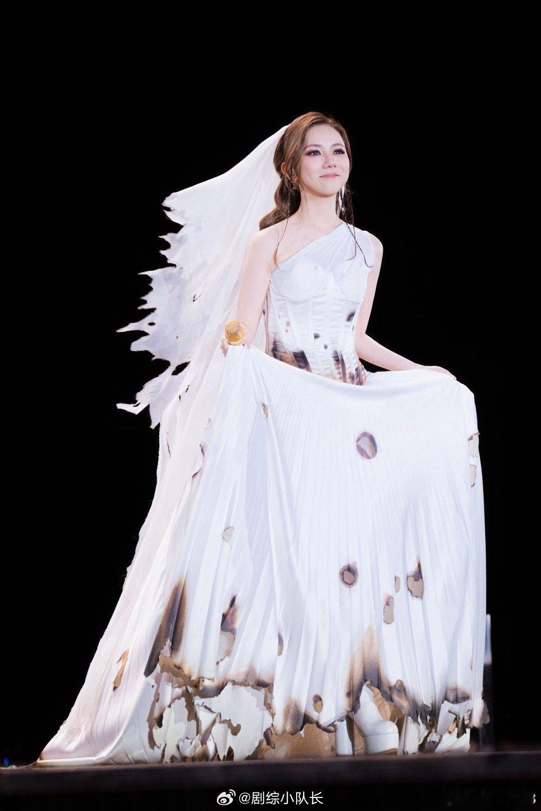 邓紫棋大巨蛋演唱会正式官宣 书写历史的时刻终于到来！作为首位站上台北大巨蛋的香港