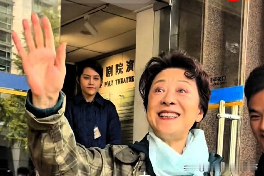 这是资深演员王馥荔和宋春丽的视频截图。这两位演员年轻时可谓风华绝代，如今都已是七