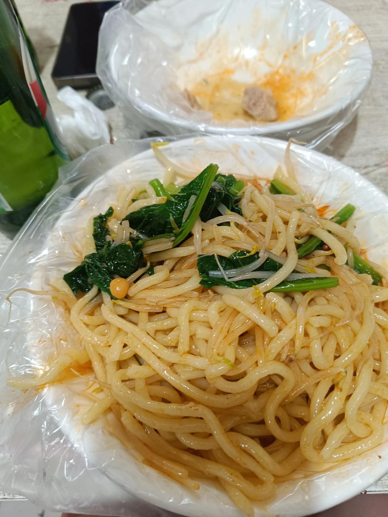 大龄光棍的未来在哪里呢？一个人没结婚，没朋友，自己出来吃饭，真的好孤独啊，真的好