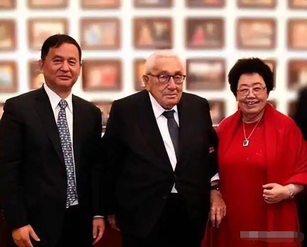 第一感觉，这洋老头来站台，得多少出场费？2018年11月的北京，中国紫檀博物馆的