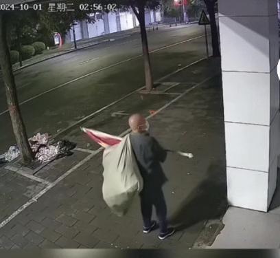 10月1日凌晨2时许，一则令人震惊的视频在网上流传。画面中，一位拾荒老人竟将路边