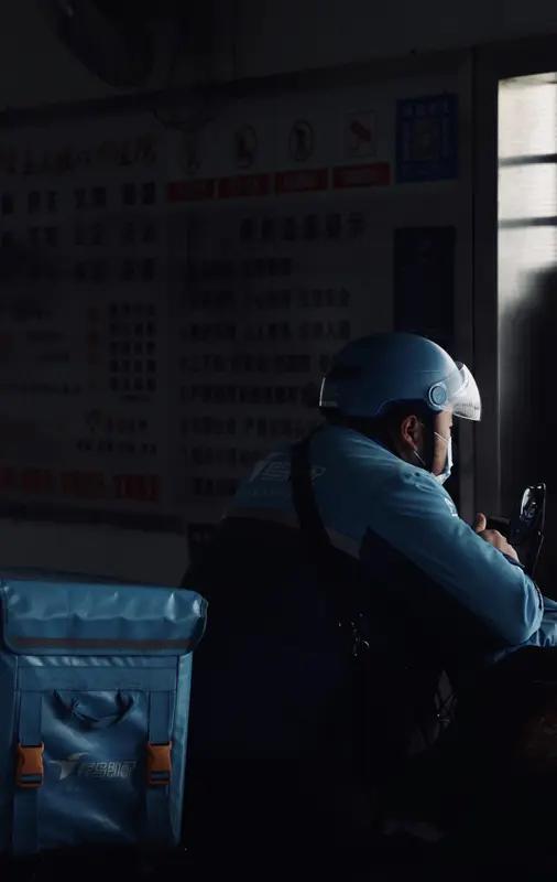 “订单可以超时，但人命只有一次”，女子凌晨4点倒在无人小巷，血流不止，21岁外卖