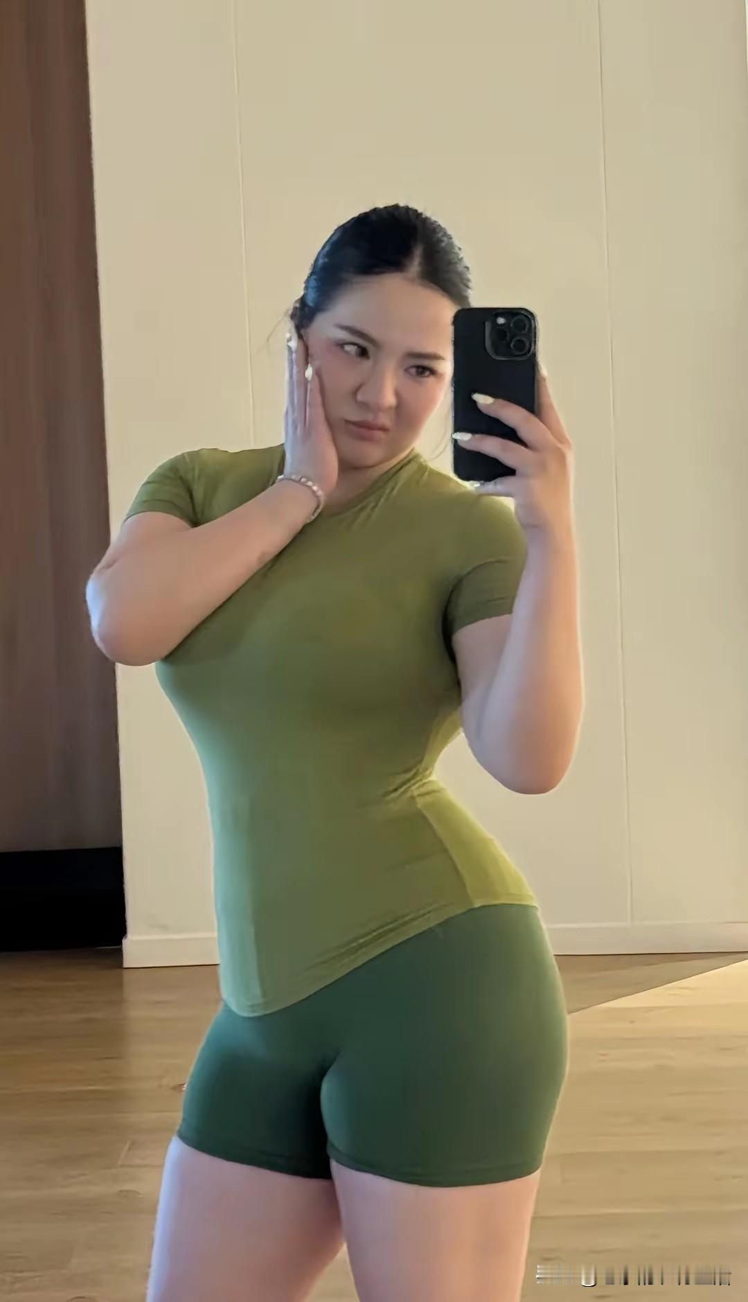 爱拍照的女人
到底是什么心态呢
其实就是臭美
其实就是自信
别人怎么看无所谓
我