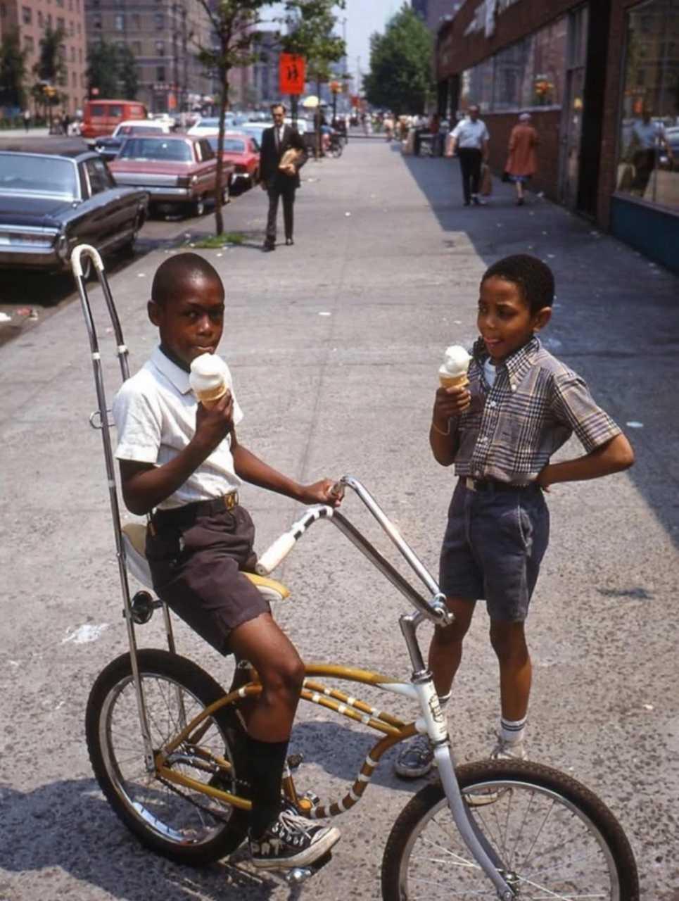 【来自投稿】1968年纽约  吃冰淇淋的男孩 
