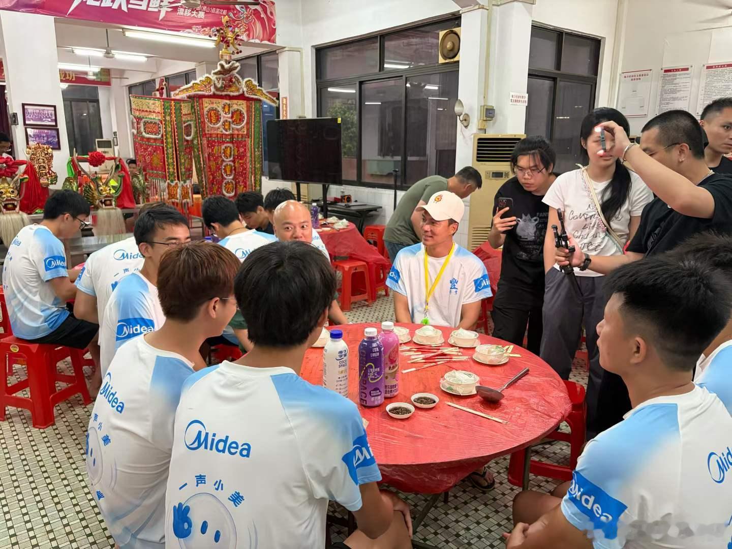 端午还没到，佛山叠滘龙舟氛围就拉满了。哪怕连日下雨，各村的龙舟队照样夜夜下河集训