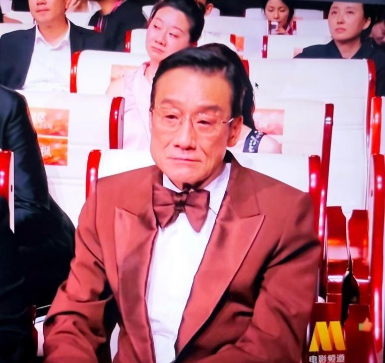 难怪梁家辉心情会这么沉重——他专程从香港赴京，只为参加这场百花奖颁奖礼。同样入围