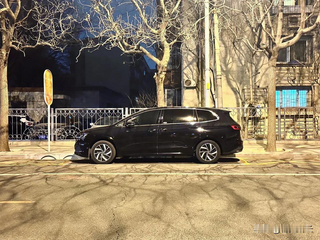 大众威然，MPV设计风格里的“动感”派。
这么看，一点儿都不像5米3的车…[吐舌