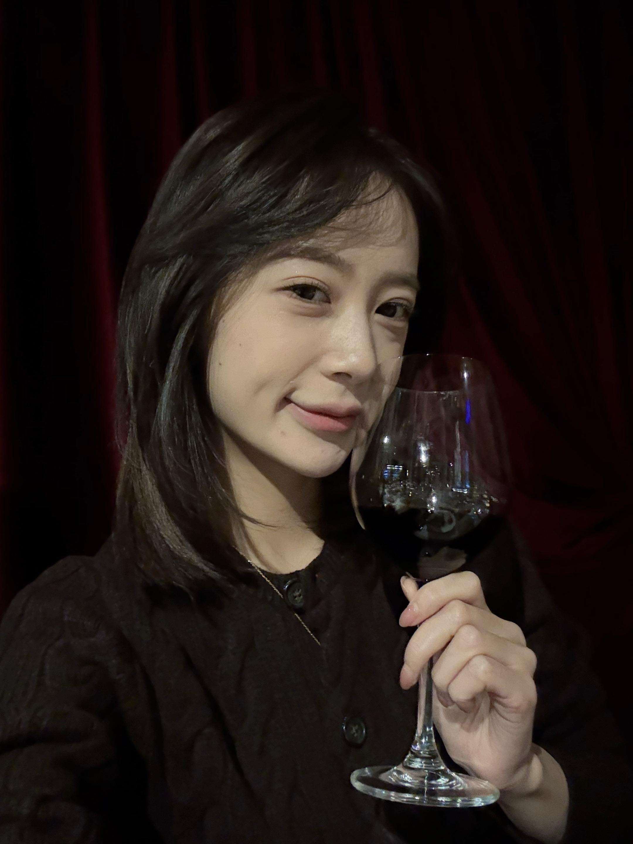 这个世界上只有一种真正的英雄主义，那就是当你看透了生活的本质时 依然热爱