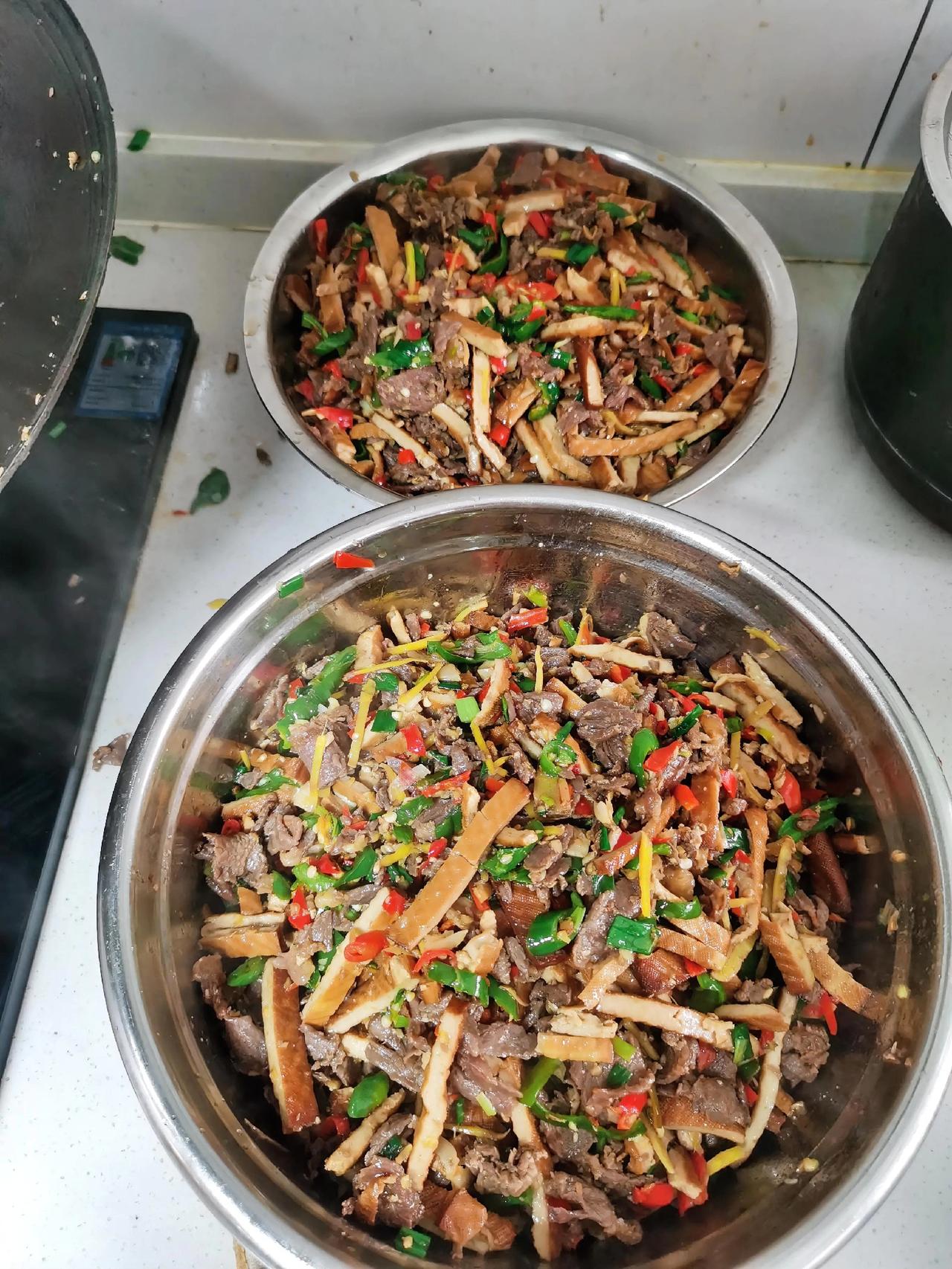 今日食堂家常菜谱：
牛肉炒豆干
猪肉炒有机花菜
青菜汤。

做饭小妙招：
1、开