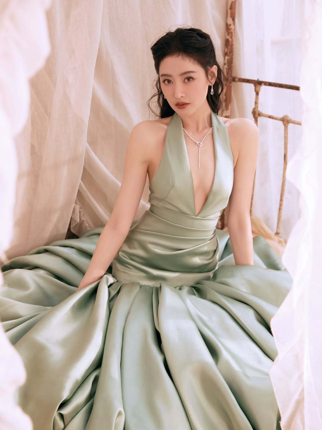 张天爱这衣服拉太开了吧 