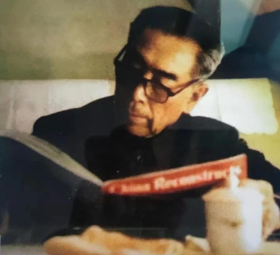 1963年周总理访问埃及，大使陈家康的夫人给周总理洗衣服时，突然脸色大变，怒气冲