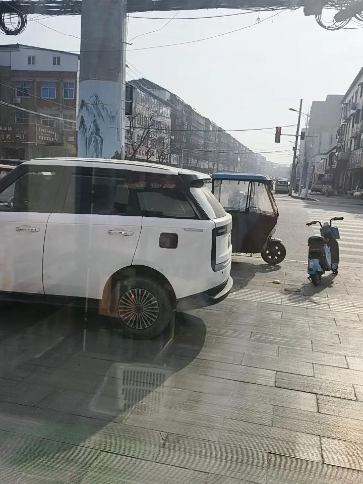 今年挣钱难
    起早贪黑的上班，月底还不发工资，至今元月份的工资还没发
  