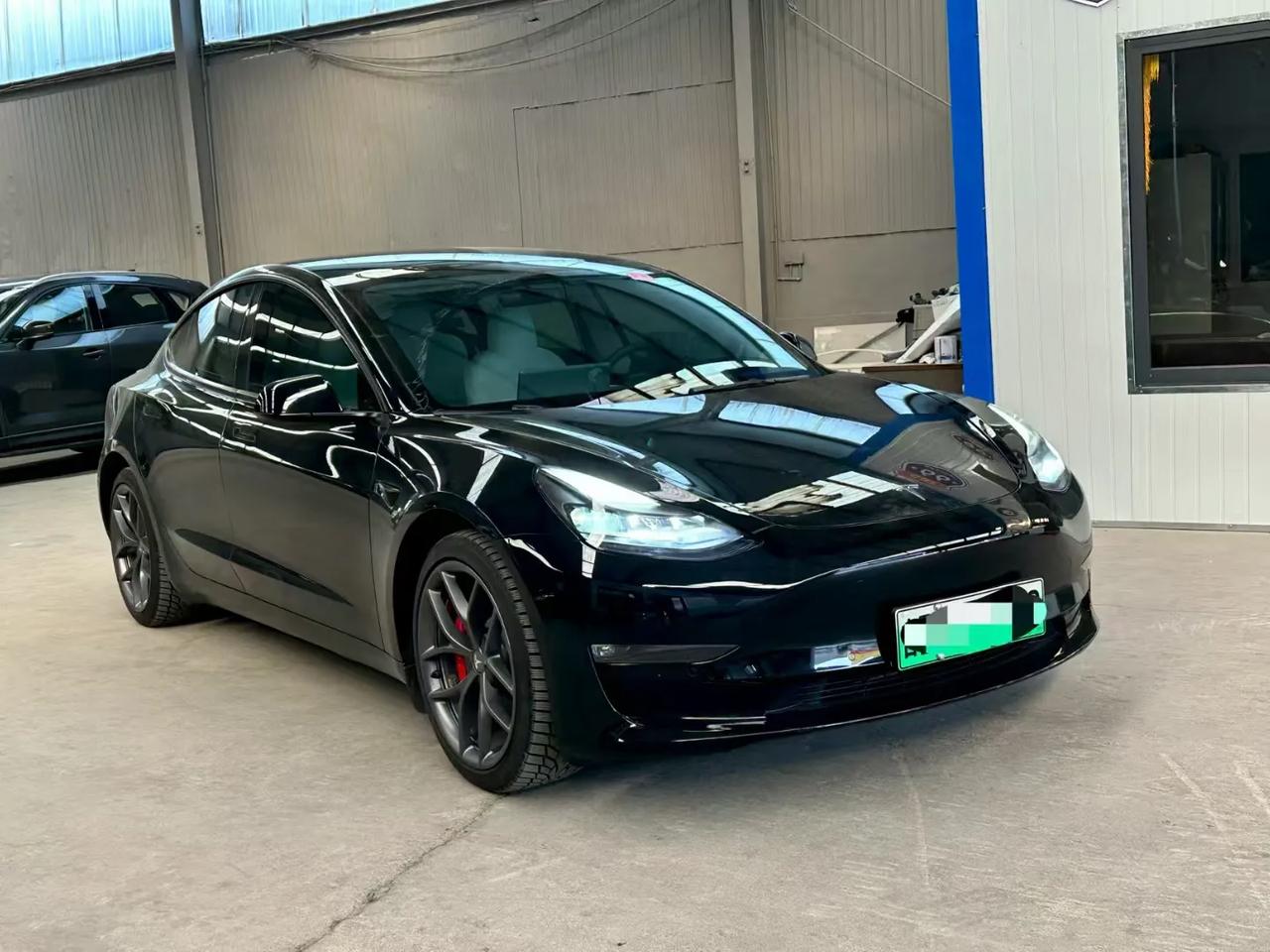 给莱州一个哥二次淘车，以前是阿特兹，这次是特斯拉3P，22款四驱，3.3秒破百，