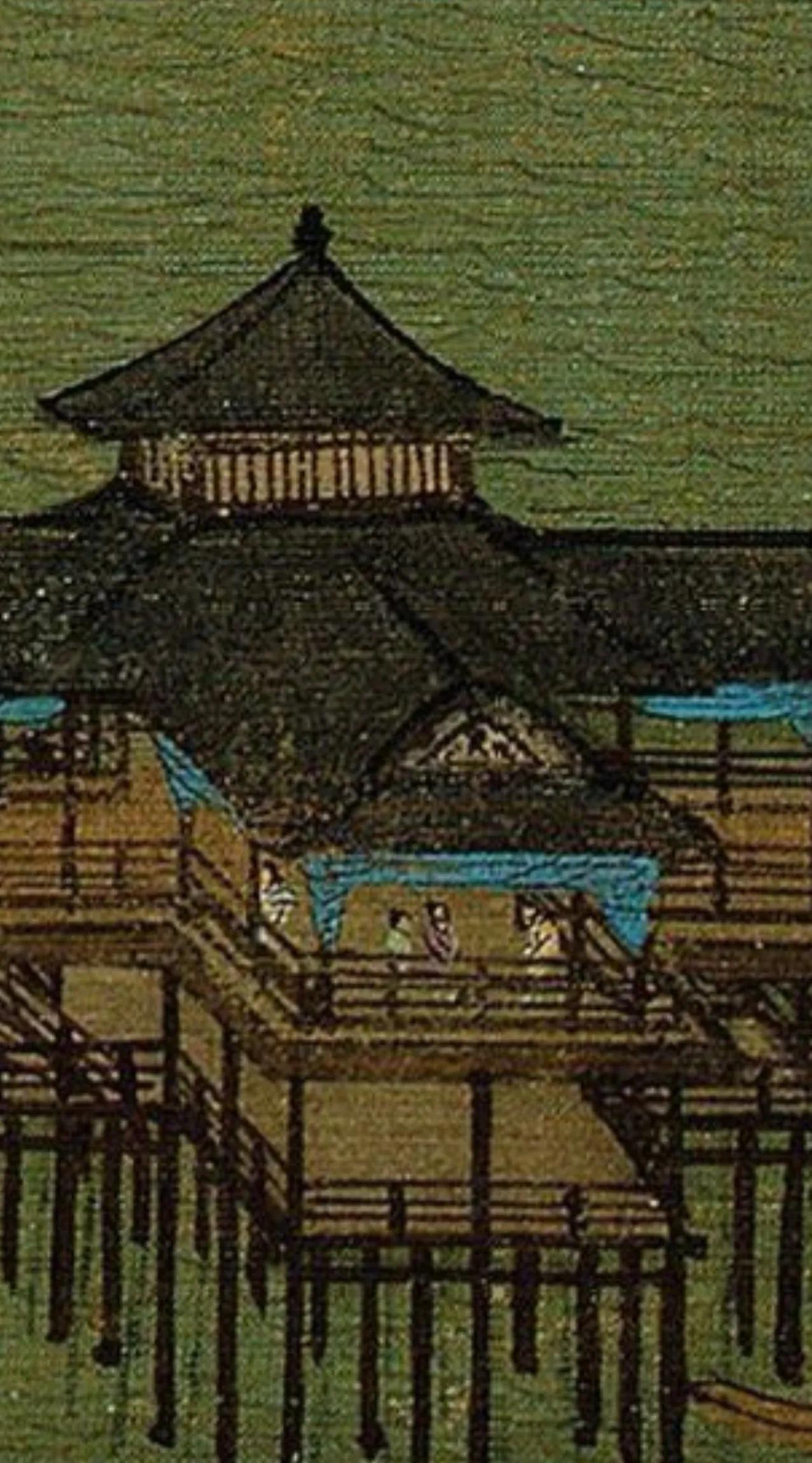 江山廊桥闲叙。山脚下散落几户村居，竹篱围合屋舍，绿树掩映，烟火悠然。开阔浩渺的水