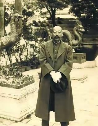 1937年，日本人邀请曹锟出山为汉奸，曹锟的四姨太刘凤玮坚决反对，曹锟从此将“每