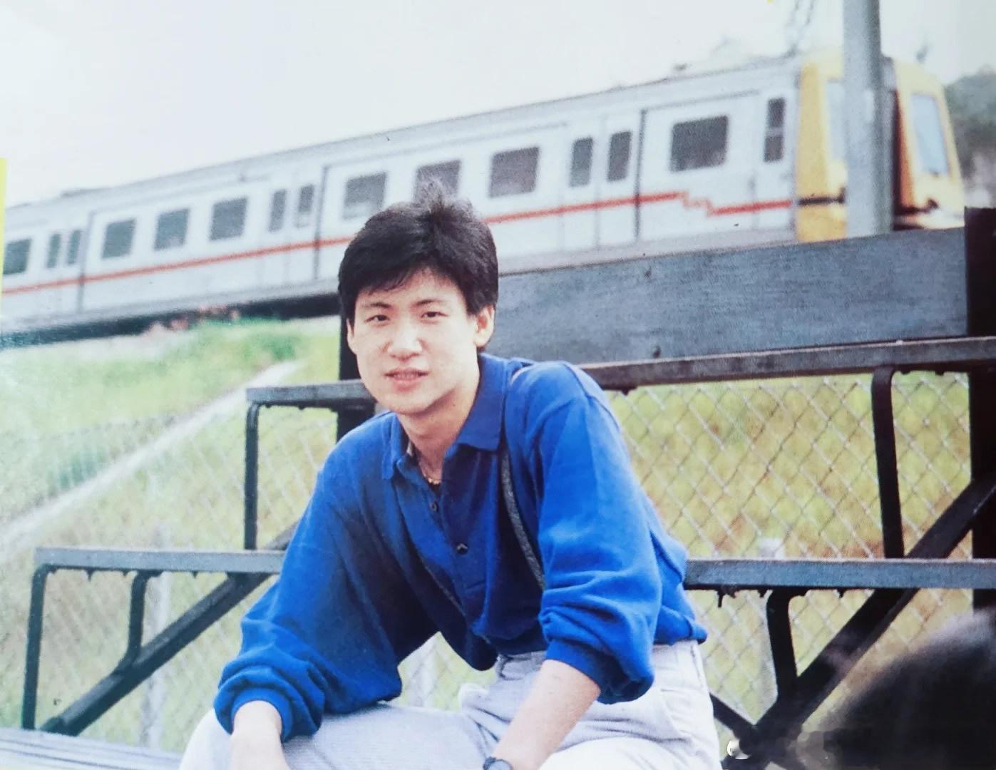 1985年4月18日，张学友发行了个人首张音乐专辑《Smile》。这张专辑由宝丽
